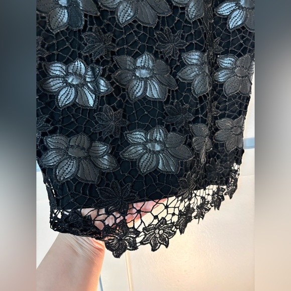 Black Floral Lace Sleeveless Top - Picture 2 of 5